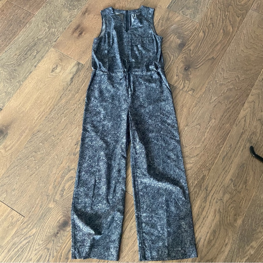 Athleta Topanga Print Jumpsuit
Size Xsmall
Color: Hues of Gray & Black - Picture 5 of 10